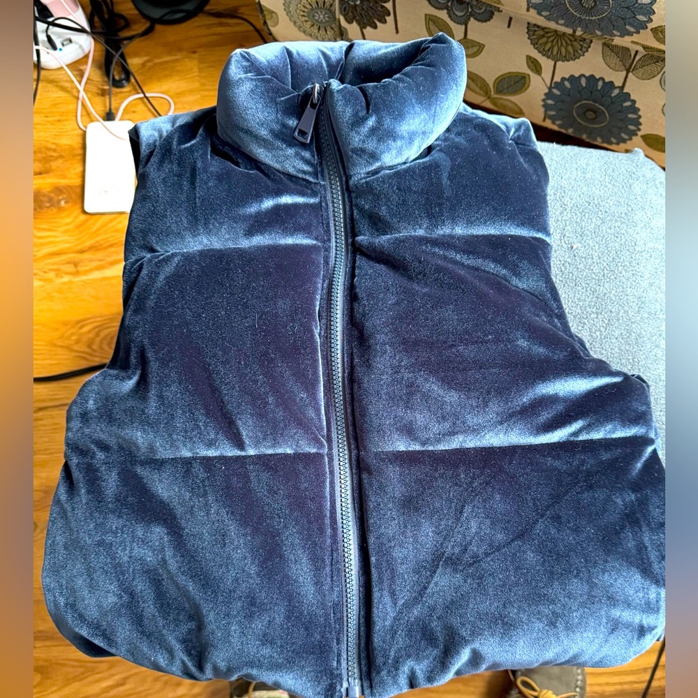 CI SONO NWOT PADDEDVELVET SHERPA VEST NAVY MEDIUM